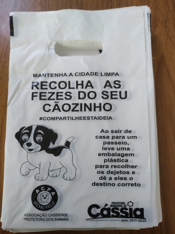 Sacolinha que é doada pela prefeitura para que os donos dos animais possam recolher as fezes dos cães 